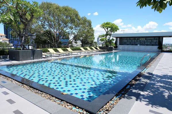 Piscine extérieure, accès possible de 7 h à 19 h, parasols