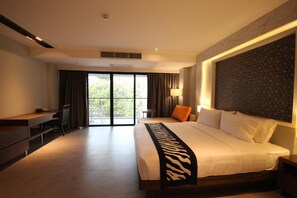In-room safe, desk, blackout curtains, free WiFi - Season Five Hotel (Pattaya)