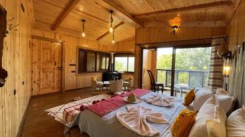 Ropa de cama de alta calidad y caja de seguridad en la habitación