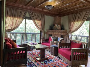 奢华套房, 1 间卧室, 壁炉, 泳池景观 | 客房景观