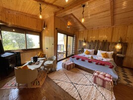 Habitación Grand con 1 cama doble o 2 individuales, 1 habitación, chimenea, vistas al jardín | Ropa de cama de alta calidad, caja fuerte, tabla de planchar con plancha