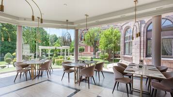 Se sirven desayunos y cocina local e internacional; con vista al jardín