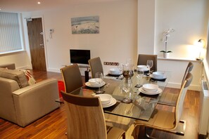 Executive Apartment, 2 Double Beds, Accessible | In-room dining - iRelocate - Zenith House (Reading)