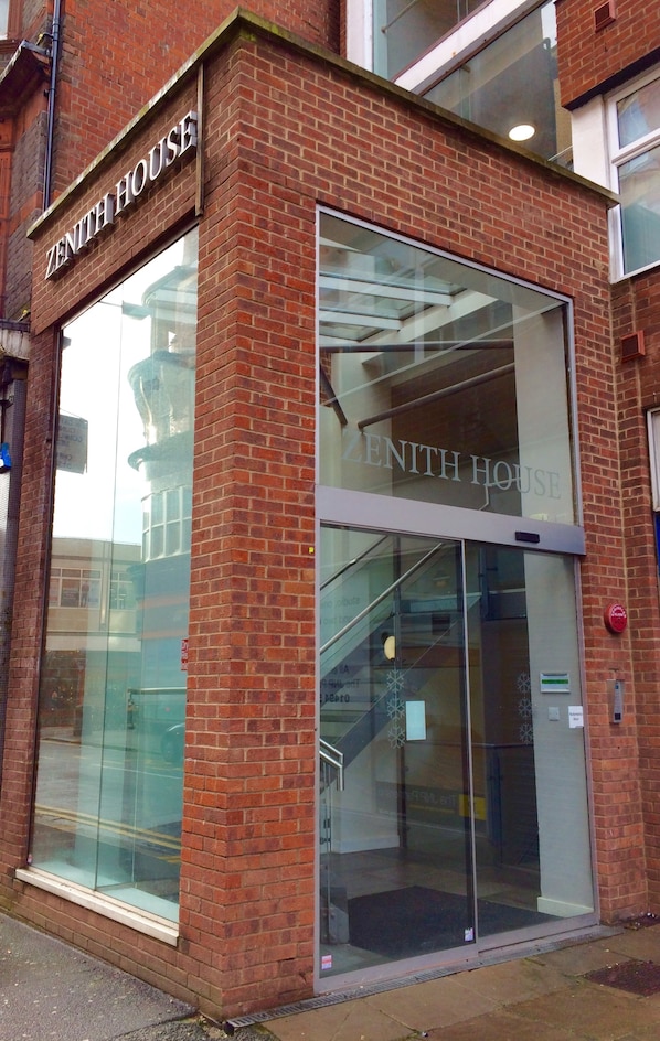 Property entrance - iRelocate - Zenith House (Reading)