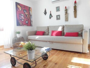 Apartment (SantoSweethome 4A) | Soundproofing, free cribs/infant beds, free WiFi, bed sheets - SantoSweethome 1 (Lisbon)