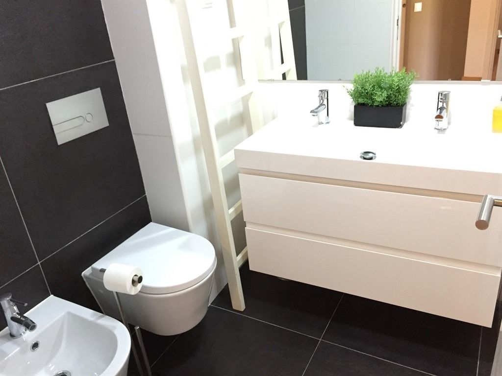 Ein modernes Badezimmer mit Waschbecken, Toilette und Bidet.