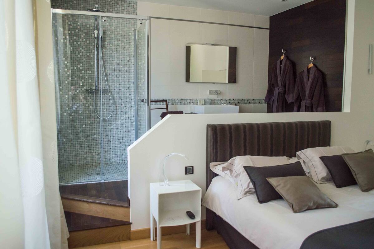 Double Room (Indiana) | Dihias secara berasingan, kalis bunyi, katil bayi/kot (surcaj)