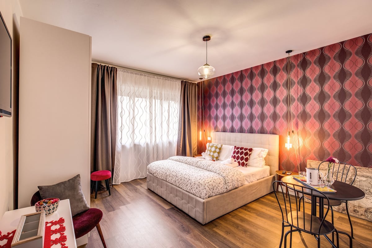 Comfort driepersoonskamer | Bedden met traagschuimmatras, verduisterende gordijnen