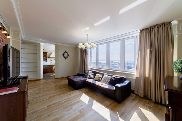 Flat-screen TV, heated floors