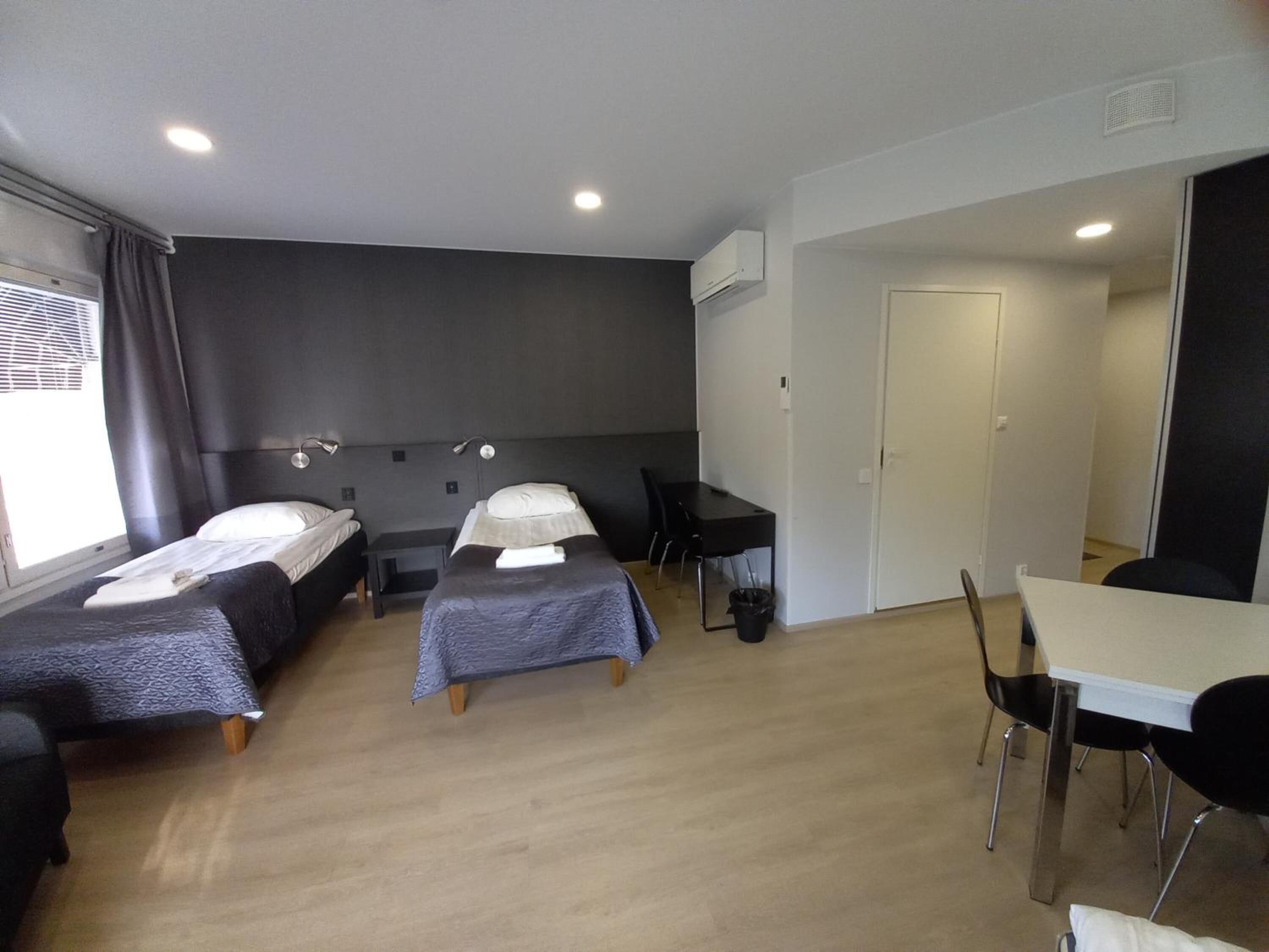 デスク、遮光カーテン、防音設備、アイロン / アイロン台