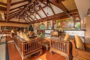 Lobby sitting area - Avalon Beach Resort (Pattaya)
