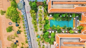 Outdoor dining - Avalon Beach Resort (Pattaya)