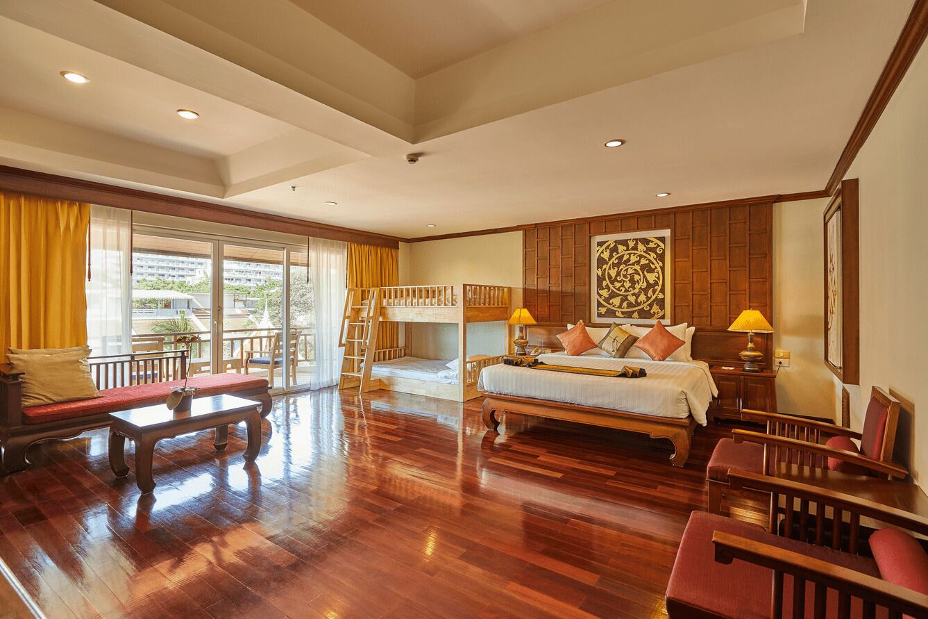 Family Suite | Frigobar (abastecido com alguns itens grátis), cofres nos quartos