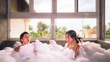 Executive Suite | Bad | Kombinert dusj/badekar, toalettartikler (inkludert) og hårføner