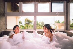 Executive Suite | 浴室 | 淋浴/盆浴组合、免费洗浴用品、吹风机、浴袍