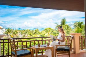 Executive Suite | Balcony - Avalon Beach Resort (Pattaya)