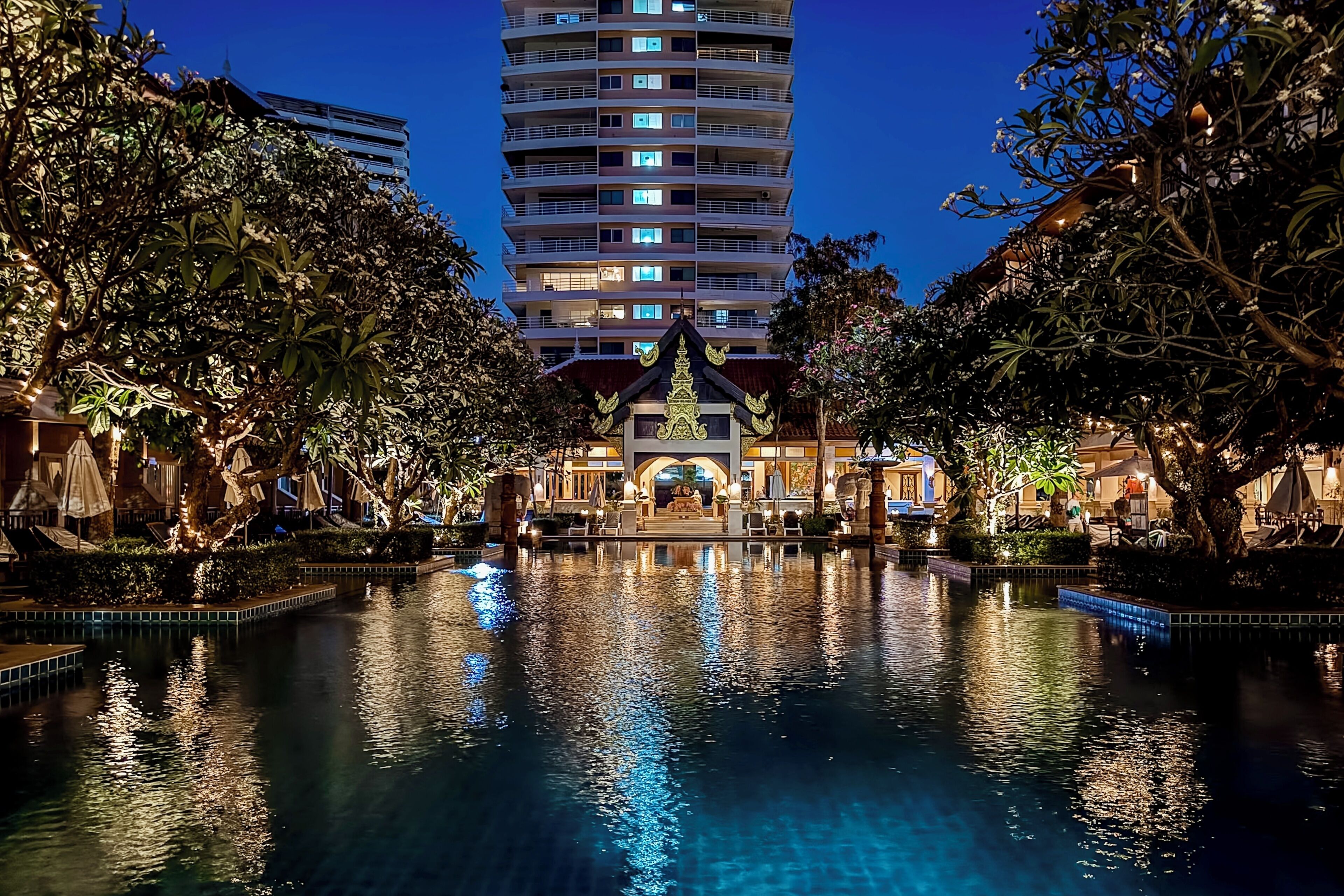 Una piscina al aire libre