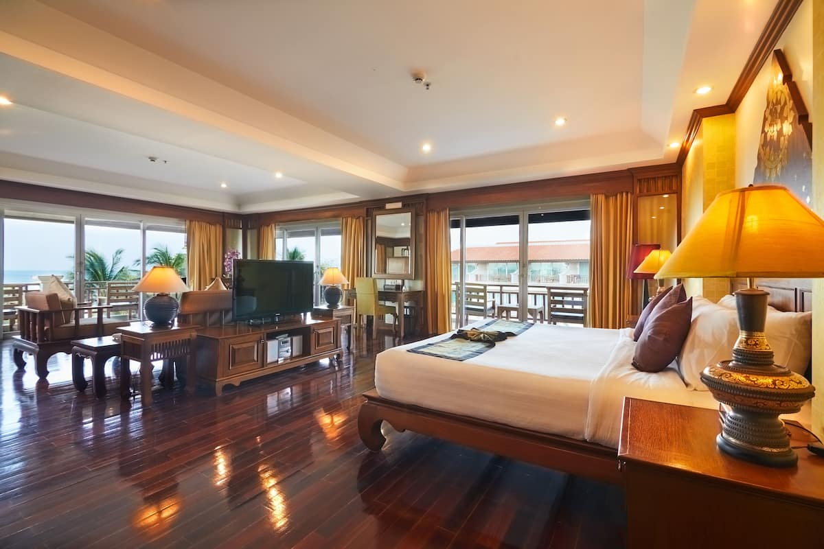 Executive Room, Non Smoking | Free minibar items, in-room safe, desk, blackout curtains