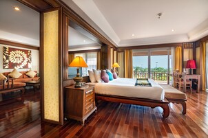 Executive Suite | Free minibar items, in-room safe, individually decorated
