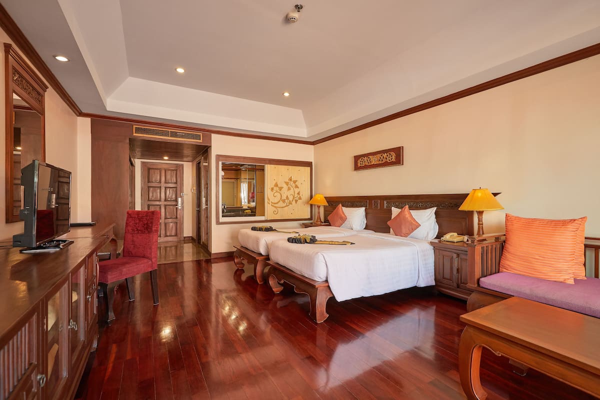 Deluxe King - Pool view | Frigobar (abastecido com alguns itens grátis), cofres nos quartos