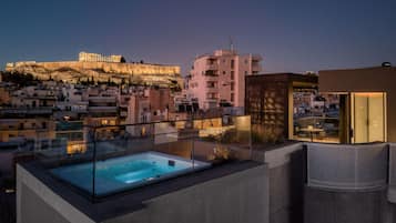 The Caryat - Acropolis Penthouse Maisonette | 1 phòng ngủ, bộ đồ giường cao cấp, trang trí khác biệt