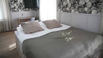 Suite | Desk, iron/ironing board, free cots/infant beds, rollaway beds