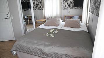 Suite | Desk, iron/ironing board, free cots/infant beds, rollaway beds