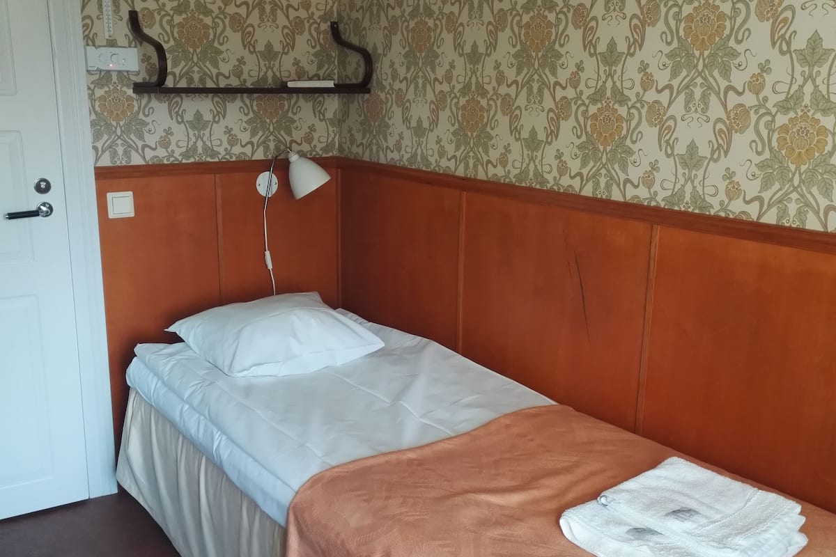 Eenpersoonskamer | Een bureau, een strijkplank/strijkijzer, gratis babybedden