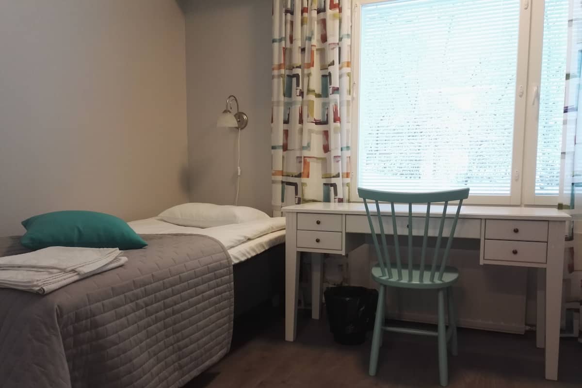 Economy kamer, 1 twee- of 2 eenpersoonsbedden, gemeenschappelijke badkamer | Een bureau, een strijkplank/strijkijzer, gratis babybedden