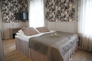 Suite | Skrivebord, strygejern/strygebræt, gratis baby-/barnesenge