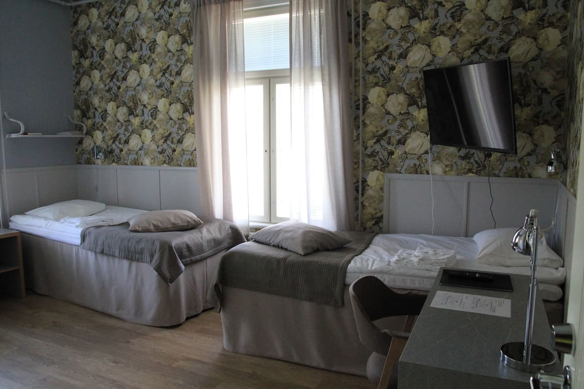 Twin kamer | Een bureau, een strijkplank/strijkijzer, gratis babybedden