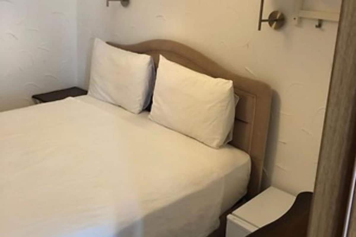 Economy kamer | Een minibar, een kluis op de kamer, een bureau, een laptopwerkplek