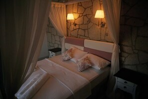 Minibar, in-room safe, individually decorated, desk - La Mira Hotel Alacati (Cesme)