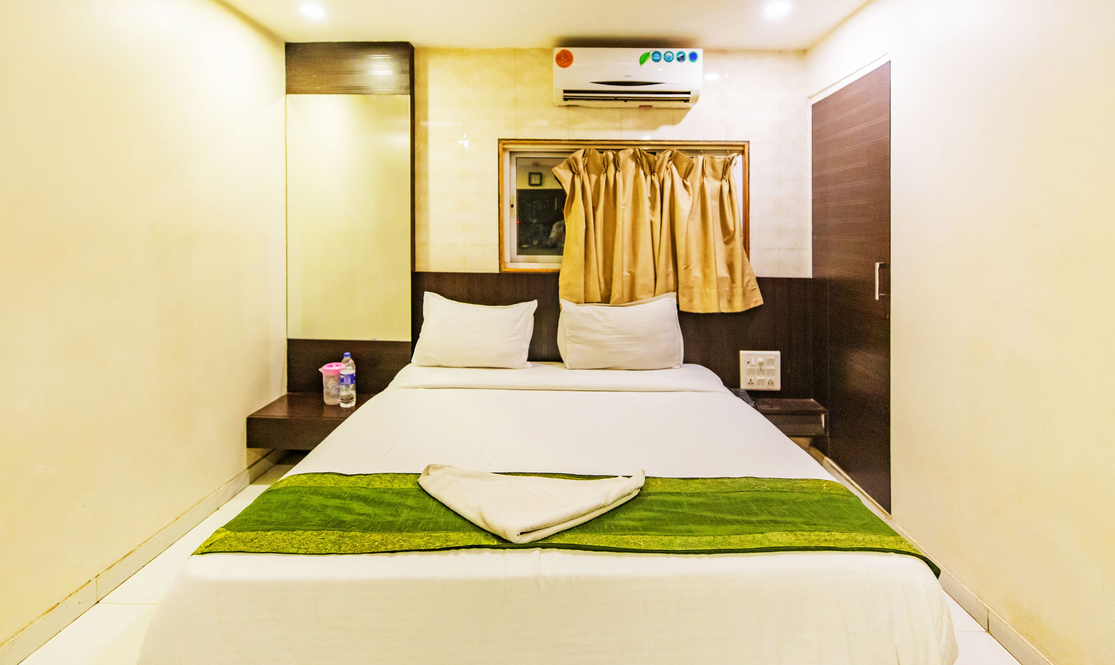 deluxe double room | desk, soundproofing, rollaway beds, free wifi