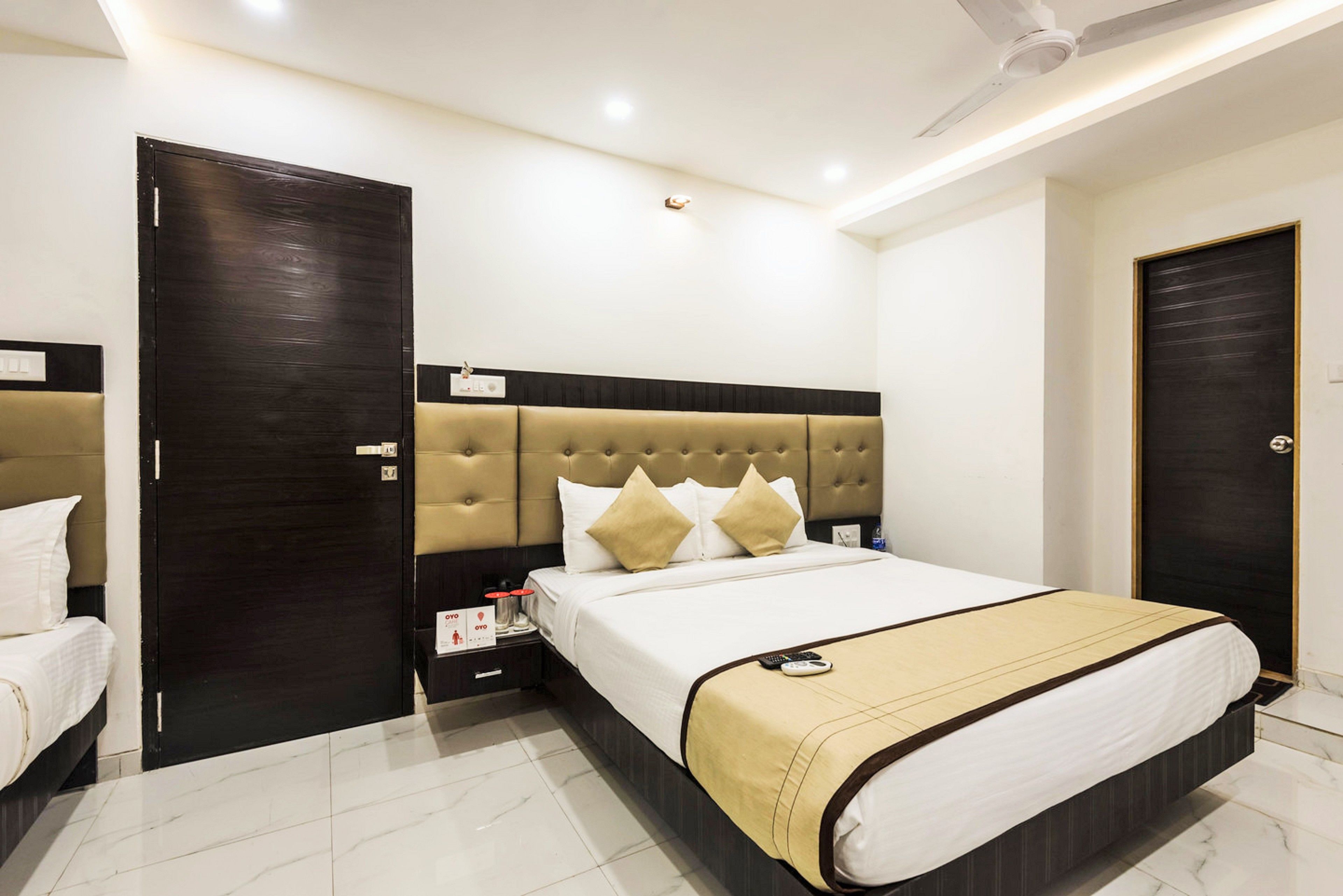 deluxe double room | living room | tv