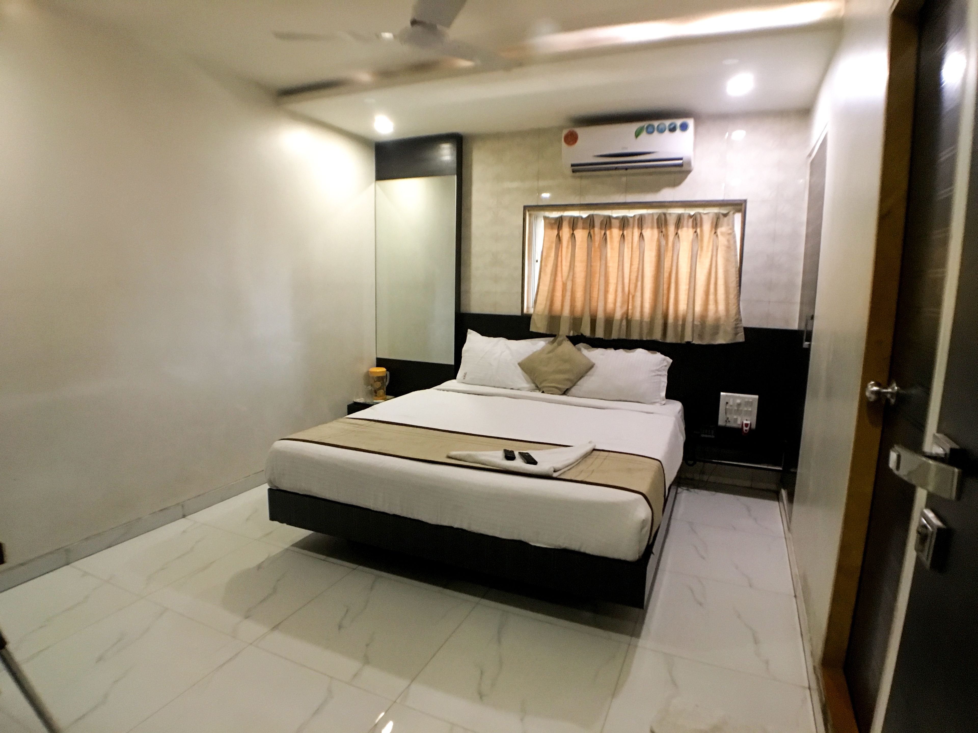 deluxe double room | desk, soundproofing, rollaway beds, free wifi