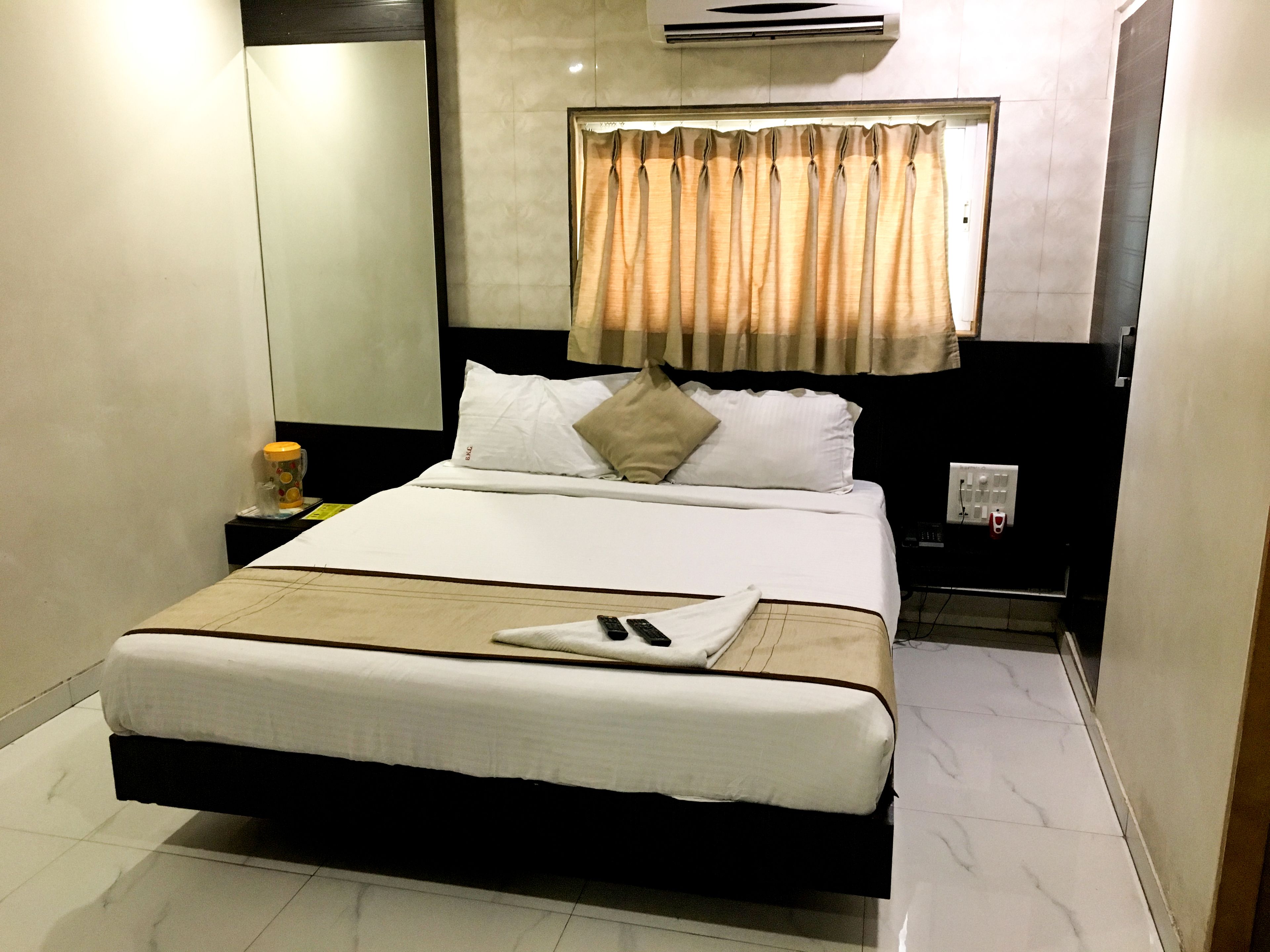 deluxe double room | desk, soundproofing, rollaway beds, free wifi
