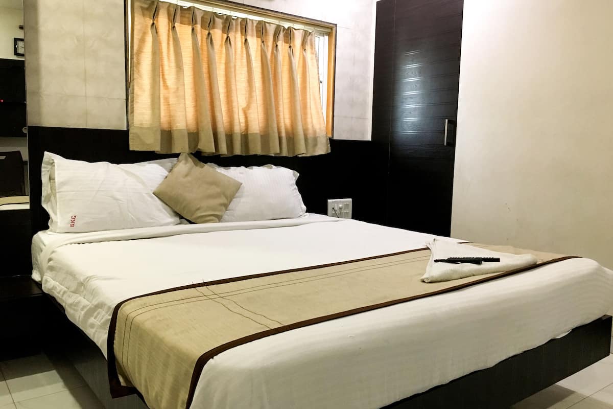 deluxe double room | desk, soundproofing, rollaway beds, free wifi