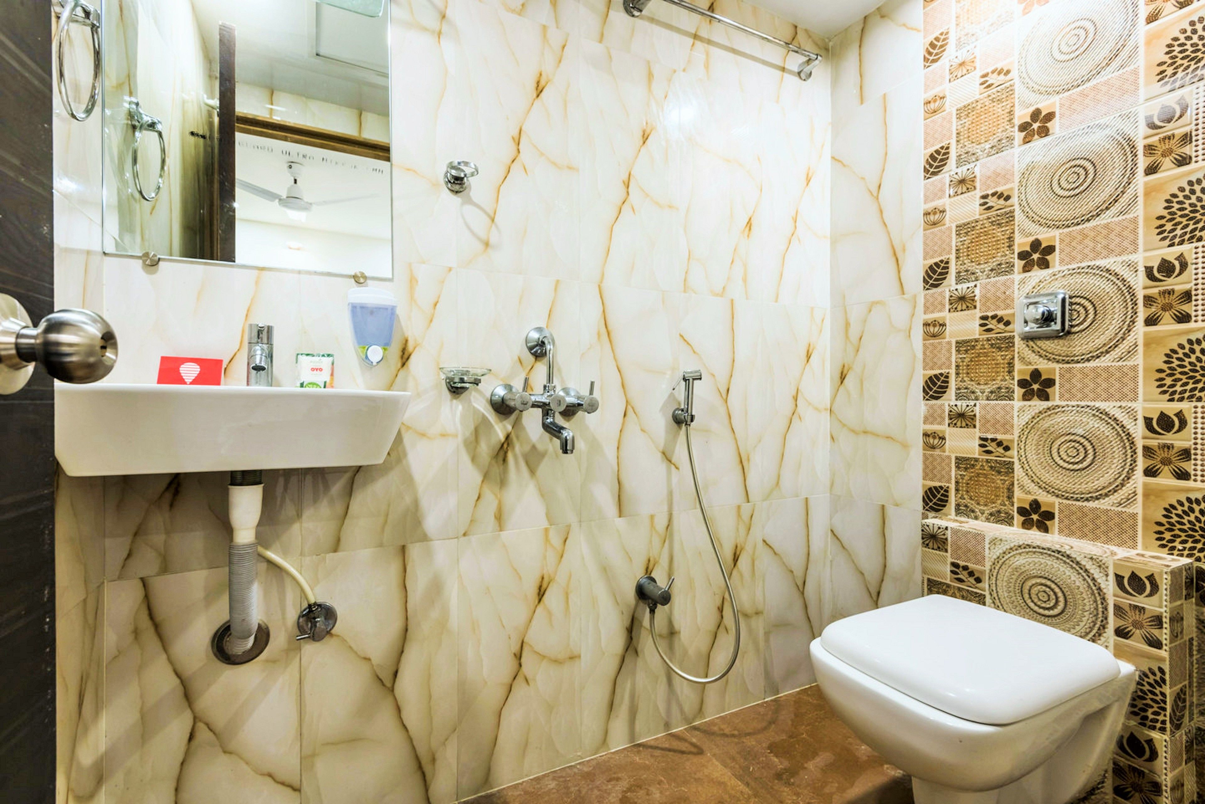 shower, hydromassage showerhead, free toiletries, hair dryer