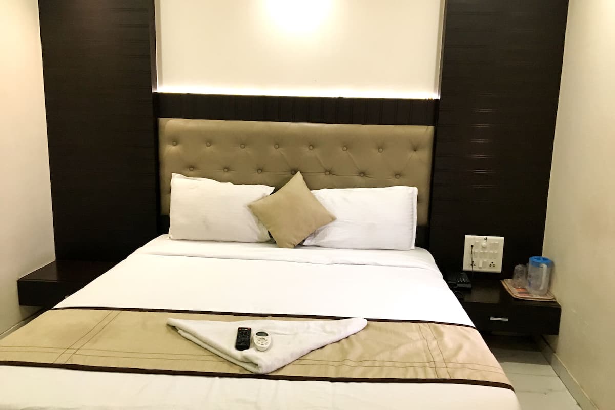 deluxe double room | desk, soundproofing, rollaway beds, free wifi