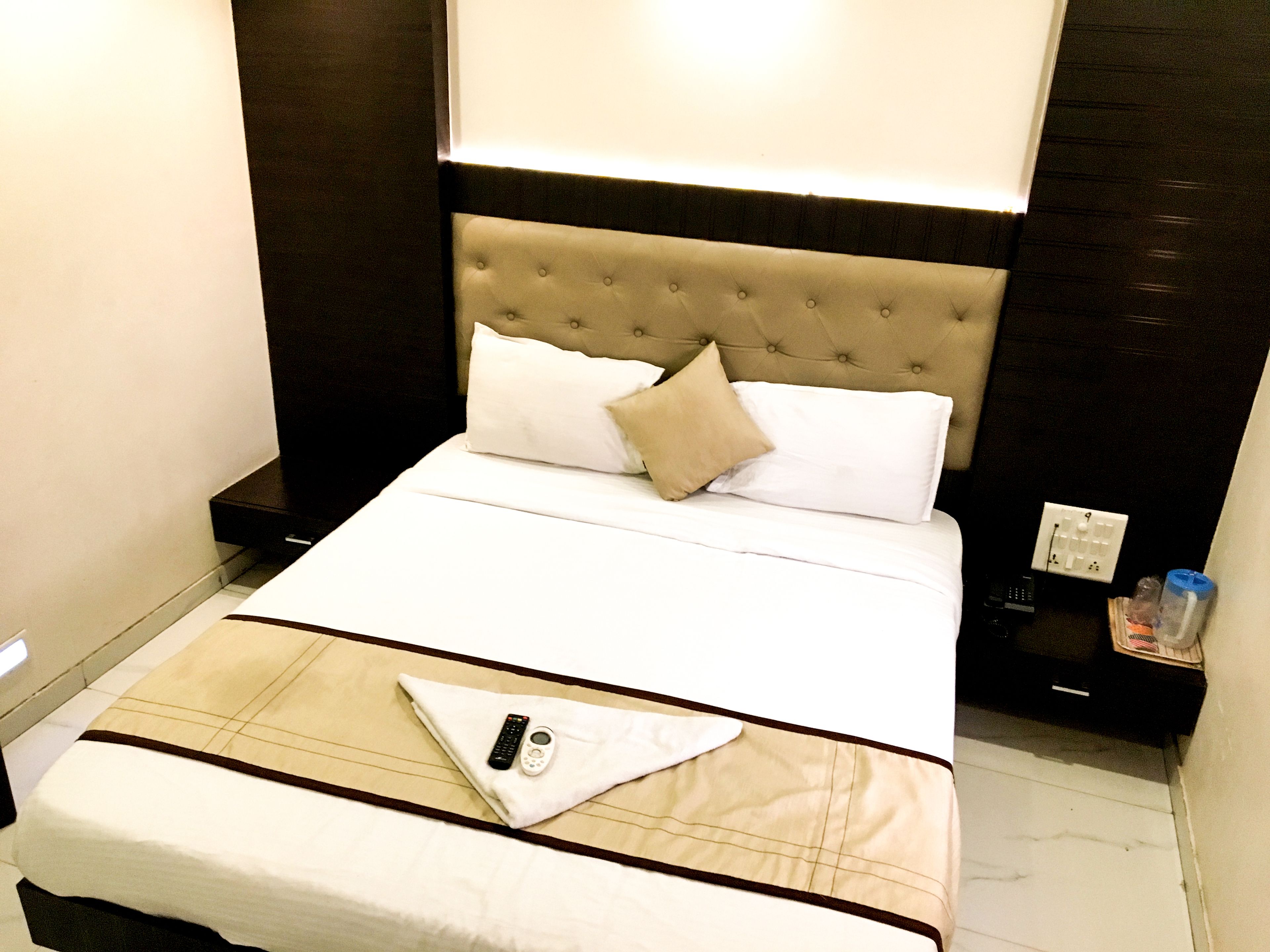 deluxe double room | desk, soundproofing, rollaway beds, free wifi