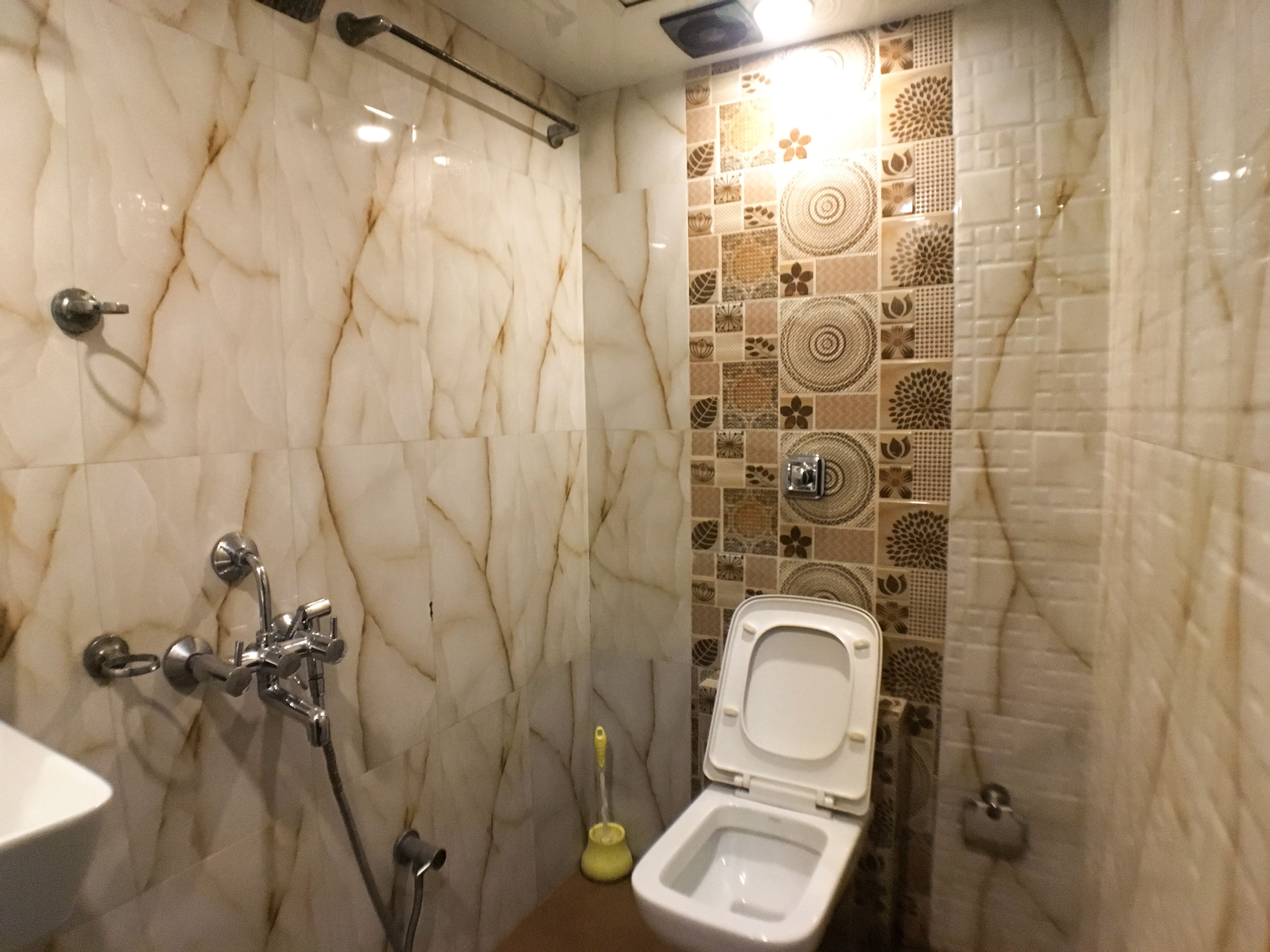 deluxe double room | bathroom | shower, hydromassage showerhead, free toiletries, hair dryer