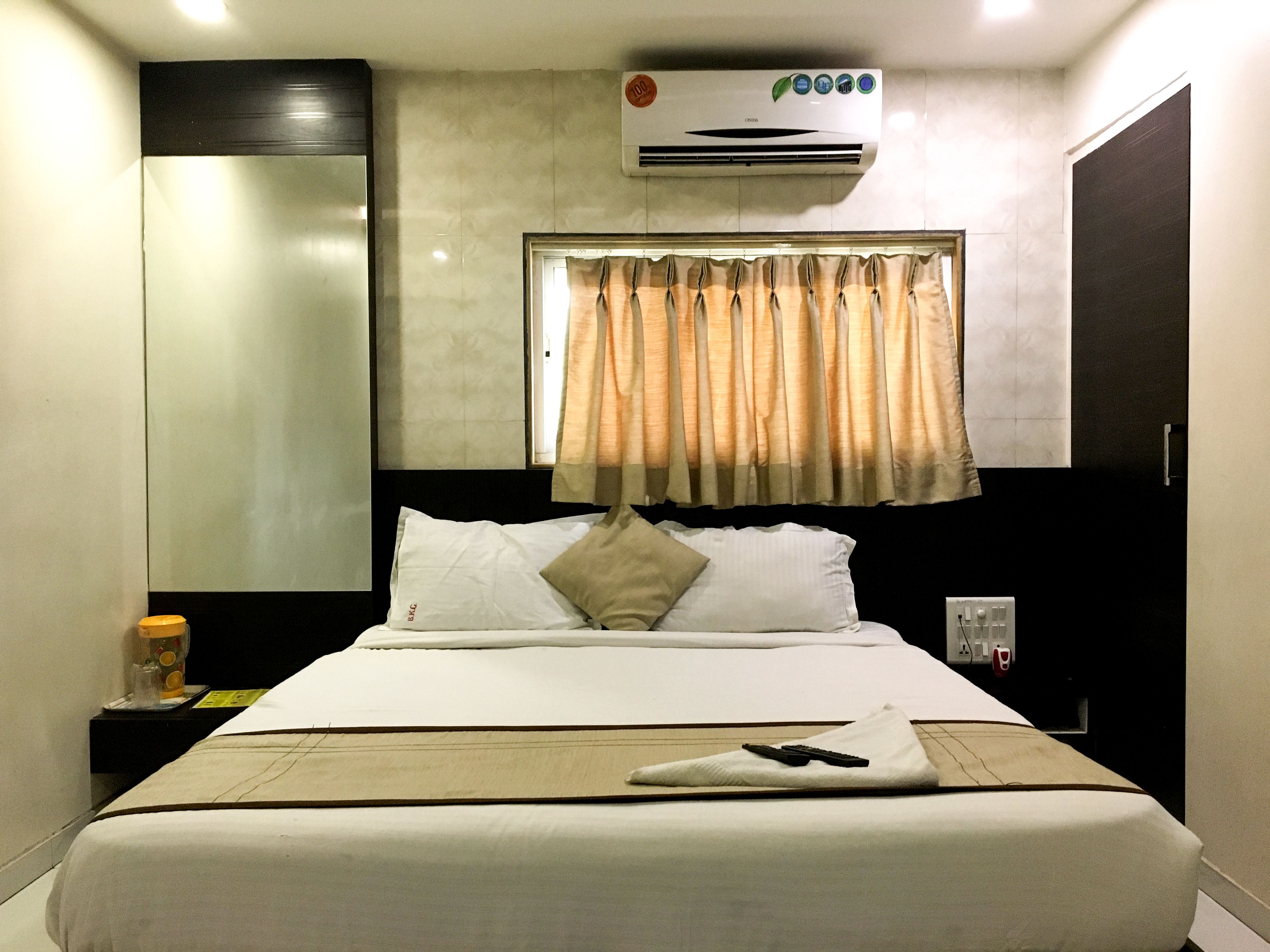 deluxe double room | desk, soundproofing, rollaway beds, free wifi