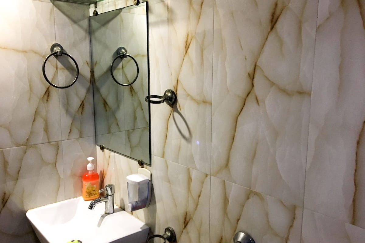 deluxe double room | bathroom sink