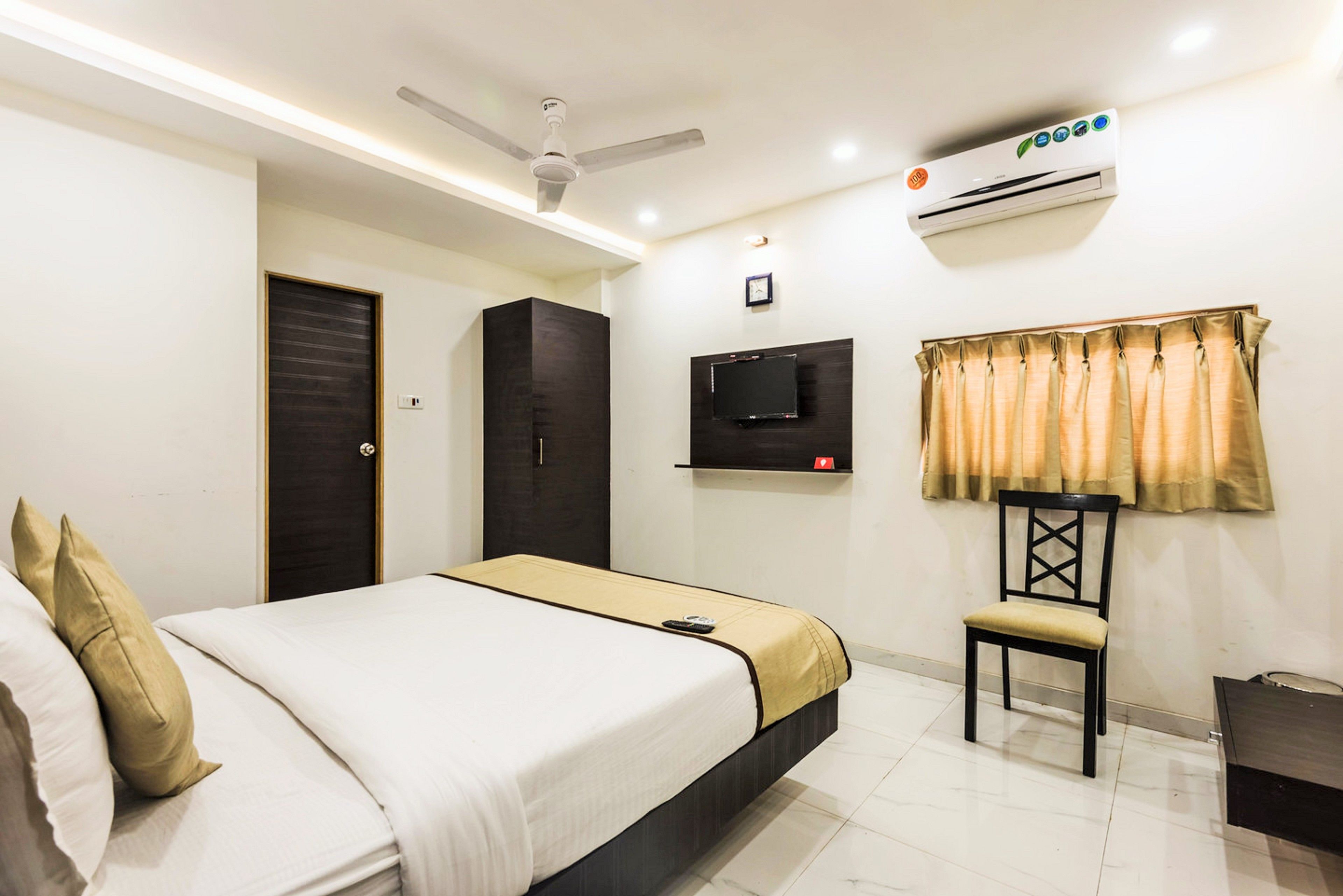 deluxe double room | living area | tv