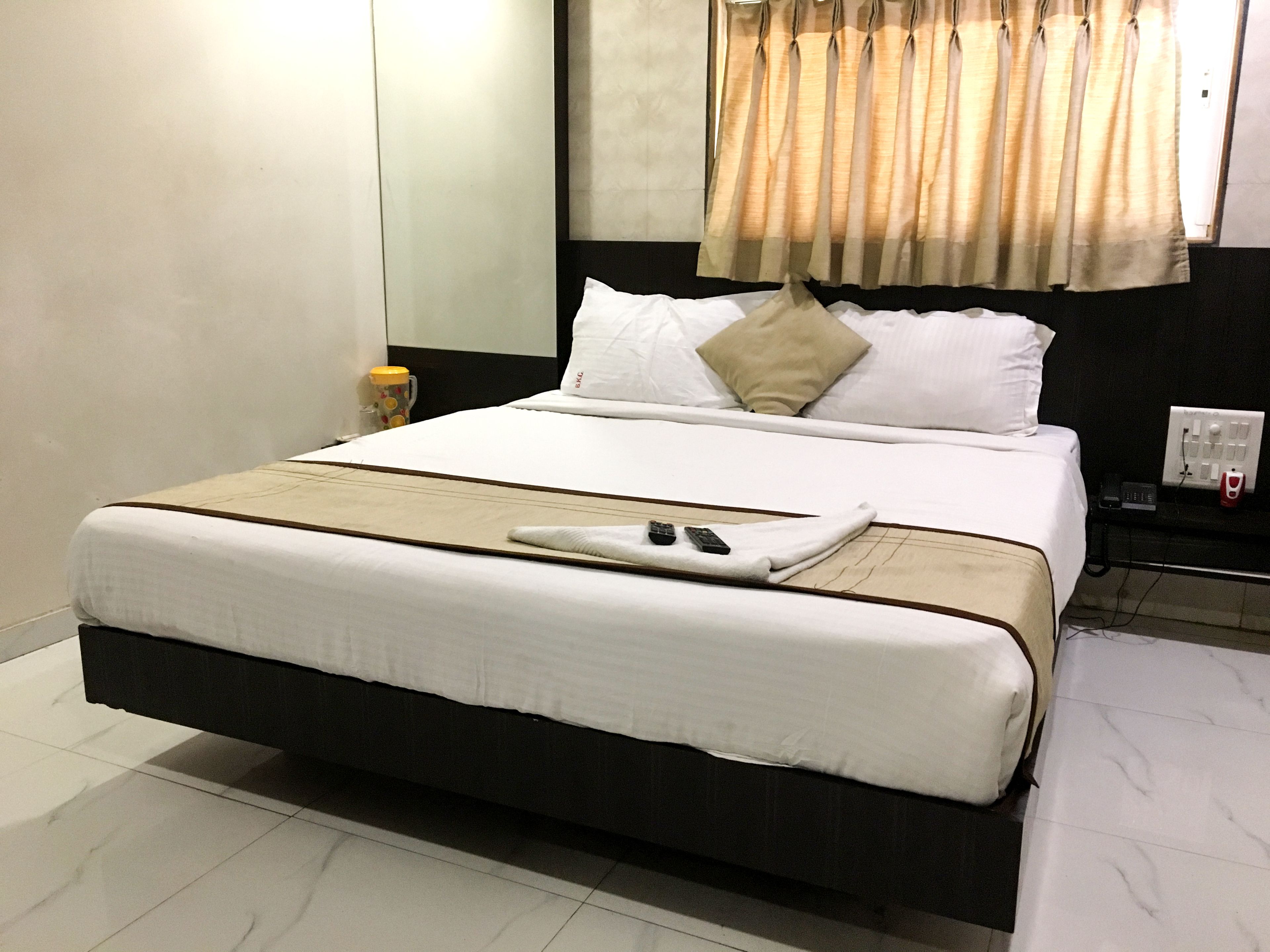 deluxe double room | desk, soundproofing, rollaway beds, free wifi