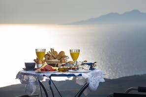In-room dining - Kadia Traditional Residences (Santorini)