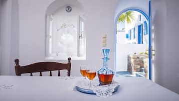 Villa, idromassaggio, vista mare (Tholos arched) | Area soggiorno | TV a schermo piatto