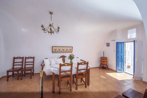 Traditional-Villa, Whirlpool, Meerblick (Yposkafo) | Wohnbereich | Flachbildfernseher