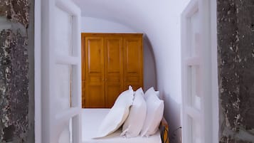 Traditional-Villa, Whirlpool, Meerblick (Yposkafo) | Schreibtisch, laptopgeeigneter Arbeitsplatz, Bügeleisen/Bügelbrett